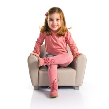 Küçük kız koltukta oturan