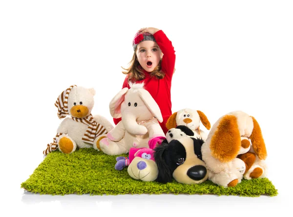 Sorprendida niña jugando con animales de peluche — Foto de Stock