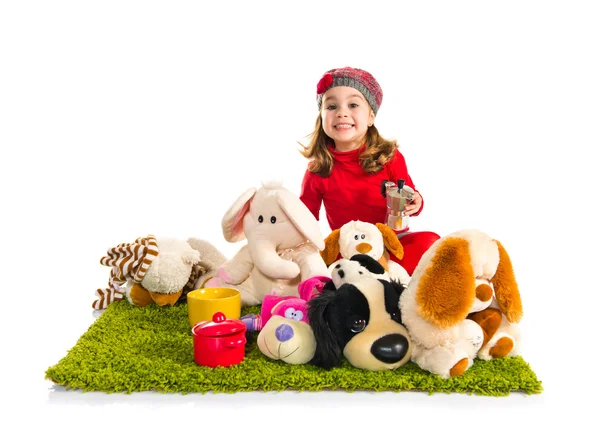 Liten flicka leker med uppstoppade djur — Stockfoto