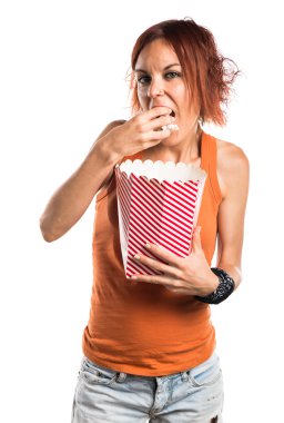 Popcorns yemek kadın