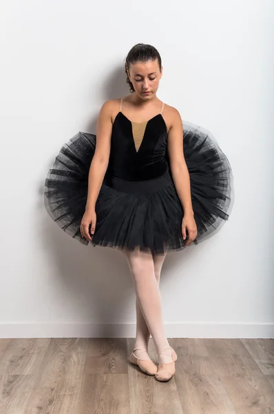 Jeune danseuse de ballet en studio — Photo