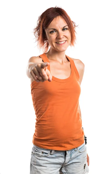 Kvinna som pekar på framsidan — Stockfoto