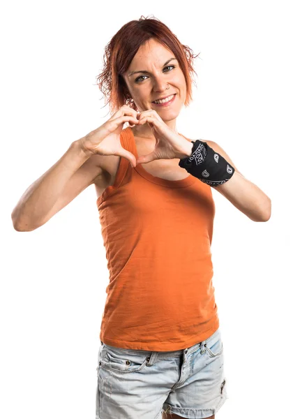 Frau macht mit ihren Händen ein Herz — Stockfoto