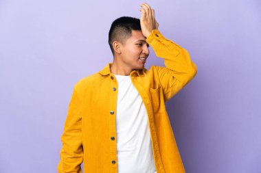 Mor arka planda izole genç Ekvadorlu bir adam bir şey fark etti ve çözüme niyetlendi.