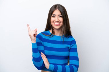 Beyaz arka planda izole edilmiş genç beyaz kadın mutlu ve yukarıya bakıyor.