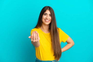 Kafkasyalı genç bir kadın mavi arka planda izole edilmiş ve davet edilmişti. Gelmene sevindim.