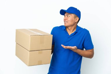 Ekvador 'lu adam beyaz arka planda, yana bakarken sürpriz bir ifadeyle izole edilmiş.