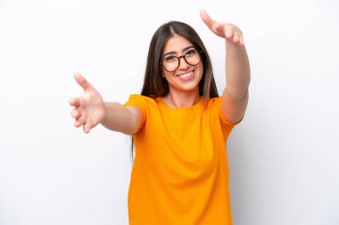 Beyaz arka planda soyutlanmış beyaz bir kadın sunar ve davet eder.