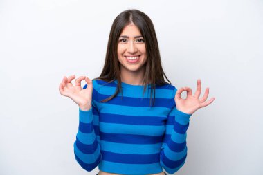 Beyaz arka planda izole edilmiş beyaz bir kadın iki eliyle tamam işareti gösteriyor.