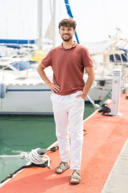 Genç Arap yakışıklı adam açık havada mutlu bir ifadeyle.