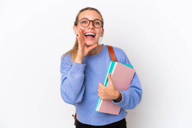 Beyaz arka planda izole edilmiş genç beyaz kadın ağzı açık bağırıyor.