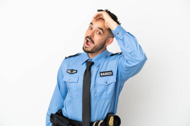 Polis beyaz arka planda izole edilmiş beyaz bir adam yandan bakarken sürpriz jest yapıyor.