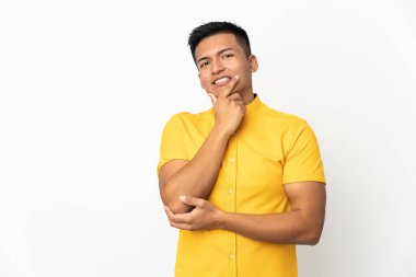 Genç Ekvadorlu adam beyaz arka planda izole edilmiş mutlu ve gülümsüyor.