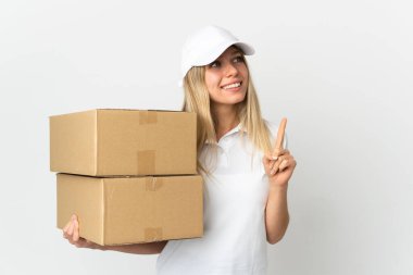 Beyaz arka planda izole edilmiş genç teslimatçı kadın harika bir fikre işaret ediyor. 