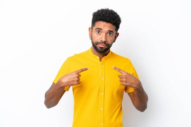 Beyaz arka planda izole edilmiş genç Brezilyalı adam kendini işaret ediyor.