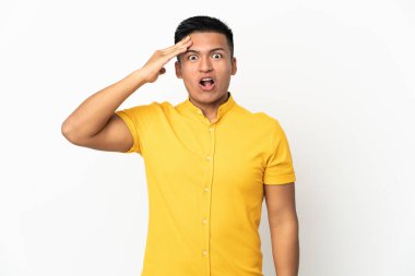 Beyaz arka planda izole edilmiş genç Ekvadorlu bir adam bir şey fark etti ve çözüme niyetlendi.