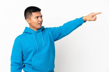 Beyaz arka planda izole edilmiş genç Ekvadorlu adam...