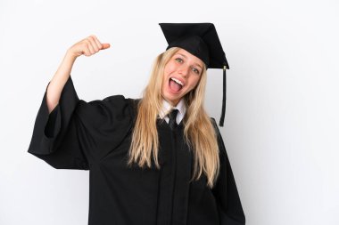 Genç üniversite mezunu beyaz arka planda izole edilmiş beyaz bir kadın güçlü bir jest yapıyor.