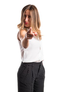 öne doğru işaret eden kadın