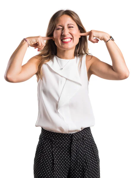 Vrouw die haar oren bedekt — Stockfoto