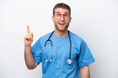 Genç cerrah, beyaz arka planda izole edilmiş beyaz bir adam.