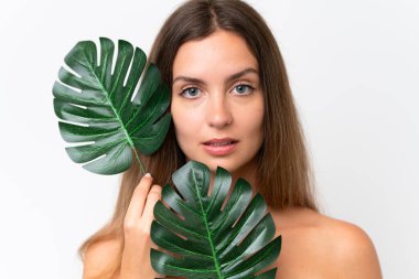 Beyaz arka planda, elinde palmiye yaprağı olan beyaz bir kadın. Portreyi kapat