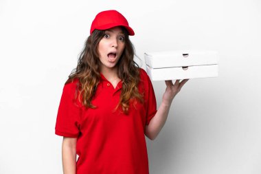 Pizza dağıtan kadın iş üniformalı beyaz arka planda izole edilmiş pizza kutuları alıyor.