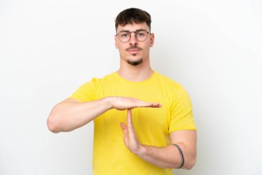 Beyaz arka planda izole edilmiş beyaz, yakışıklı genç bir adam.