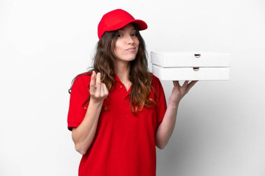 Pizza dağıtan kadın iş üniformalı beyaz arka planda izole edilmiş pizza kutuları alıyor para hareketi yapıyor.