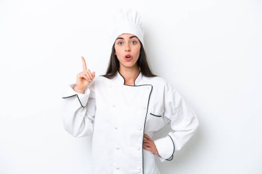Genç aşçı kadın beyaz arka plan üzerinde bir fikir düşünüyor.