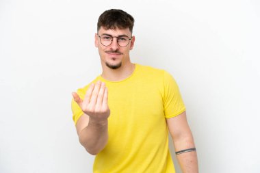 Beyaz arka planda soyutlanmış beyaz tenli yakışıklı bir adam, bizimle gelmesi için davet ediyor. Gelmene sevindim.