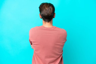 Kafkasyalı genç adam arka planda mavi arka planda izole edildi