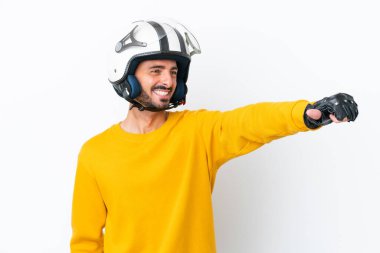 Motosiklet kasklı, beyaz arka planda izole edilmiş beyaz bir adam baş parmak hareketi yapıyor.