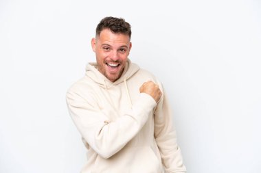 Beyaz arka planda izole edilmiş beyaz saçlı yakışıklı bir adam zaferi kutluyor.