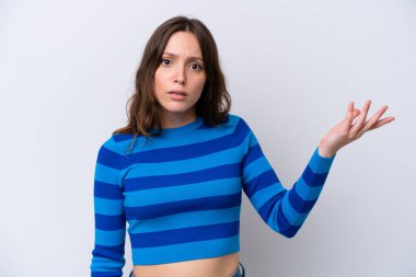 Beyaz arka planda izole edilmiş beyaz bir kadın şüpheli hareketler yapıyor.