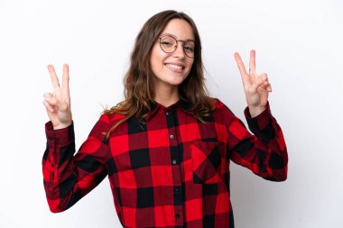 Beyaz arka planda izole edilmiş beyaz bir kadın zafer işareti gösteriyor.