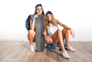 İki arkadaş kendi kaykaylar grubu