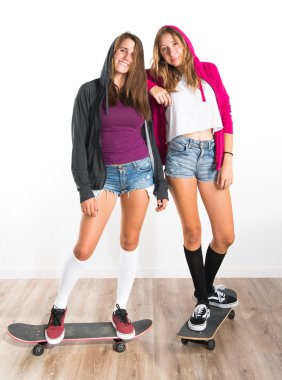 İki arkadaş kendi kaykaylar grubu