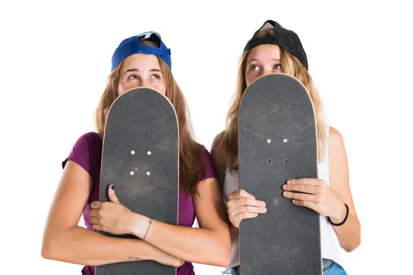 Meninas se escondendo atrás de seus skates — Fotografia de Stock