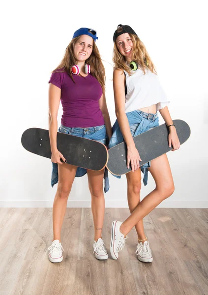 Two friends with their skateboards — Stock Photo, Image
