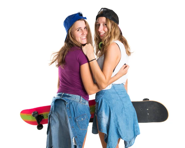 Dois amigos com seus skates — Fotografia de Stock