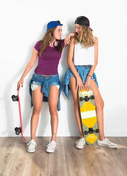 Dos amigos con sus patinetas —  Fotos de Stock