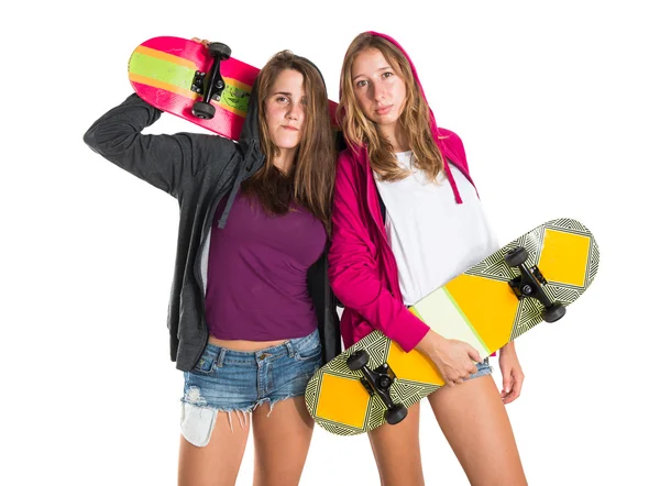 Twee vrienden met hun skateboards — Stockfoto