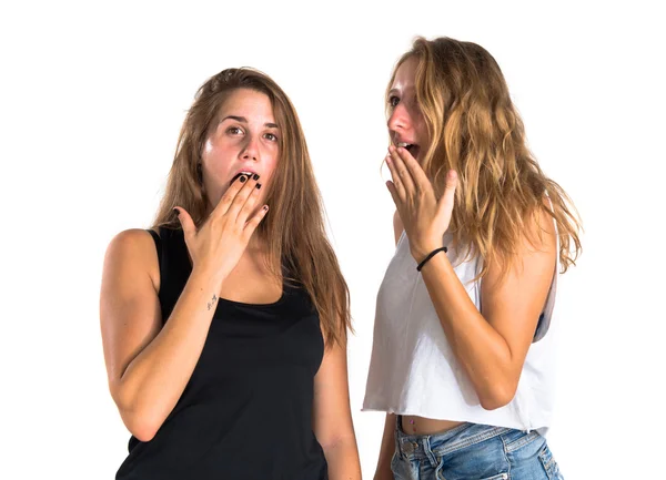 Twee meisjes doen verrassing gebaar — Stockfoto