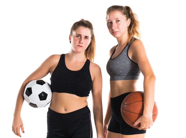 Друзі тримають футбольний м'яч і кошик — стокове фото