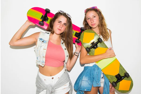 Dos amigos con sus patinetas —  Fotos de Stock