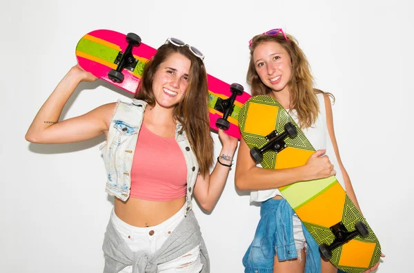 Glada vänner med sina skateboards — Stockfoto