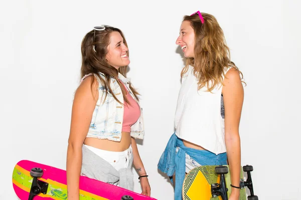 Två vänner med sina skateboards — Stockfoto