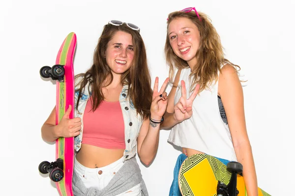 Twee vrienden met hun skateboards doen overwinning gebaar — Stockfoto