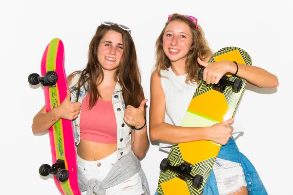 Δύο φίλοι με τους skateboards με μπράβο — Φωτογραφία Αρχείου